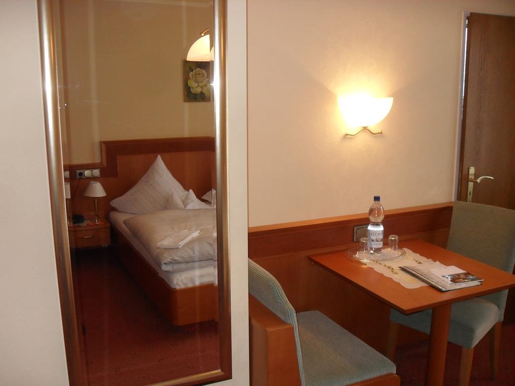 Hotel Reichsschenke Zum Ritter Gotz "Garni" Kröv Habitación foto